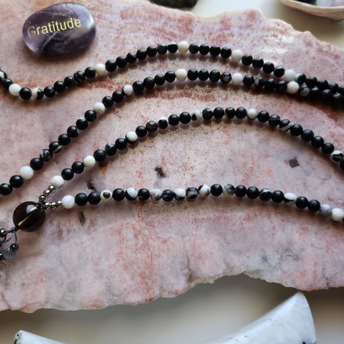 سبحة/عقد الجمال والبهاء من حجر الجاسبر الأسود المن...