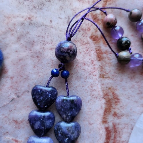 سبحة المحبة اللانهائية من حجر الليبدلايت Lepidolit...