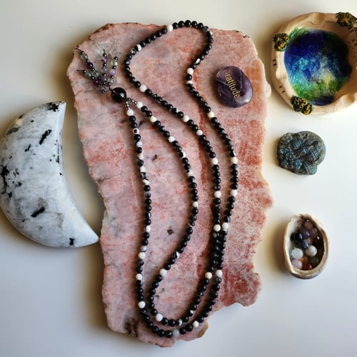 سبحة/عقد الجمال والبهاء من حجر الجاسبر الأسود المن...