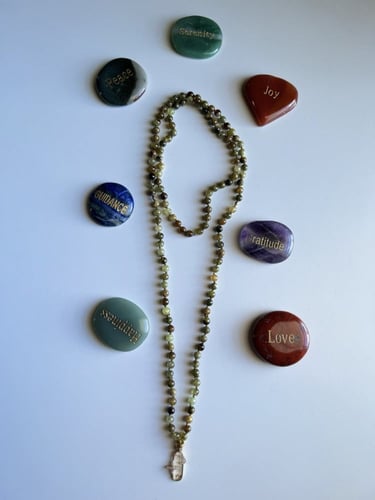 عقد حجر القارنِت الأخضر النادر Green Garnet