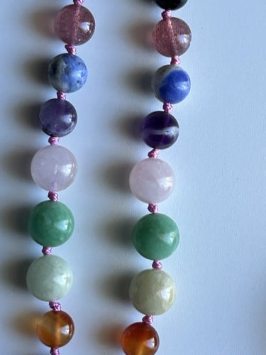 عقد حجر روز كوارتز الناعم المميز Rose Quartz