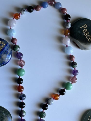 عقد حجر روز كوارتز الناعم المميز Rose Quartz