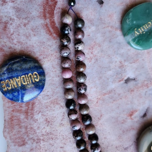 سبحة الحب من حجر الرودنايت Rhodonite المميز