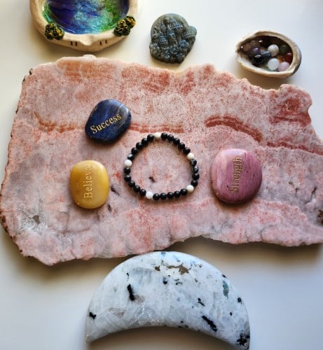 إسوارة الجمال والبهاء من حجر الجاسبر الأسود المنقط...