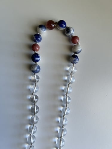 عقد حجر الكلير كوارتز Clear Quartz مع تعليقة الروز...