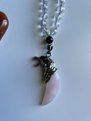 عقد حجر الكلير كوارتز Clear Quartz مع تعليقة الروز...