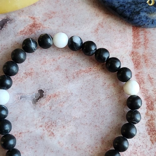 إسوارة الجمال والبهاء من حجر الجاسبر الأسود المنقط...