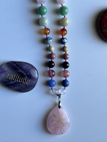 عقد حجر روز كوارتز الناعم المميز Rose Quartz