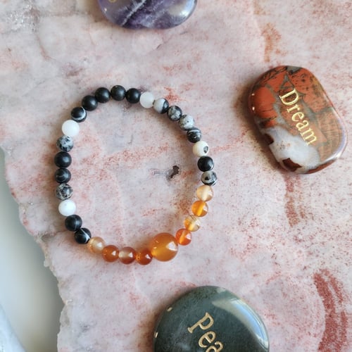 اسوارة الجمال والبهاء من حجر الجاسبر الأسود المنقط...