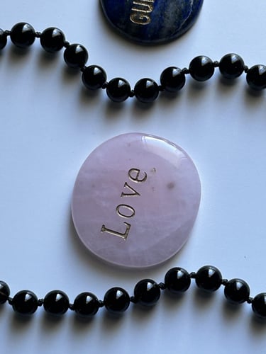 عقد حجر الجِت Jet الفاخر