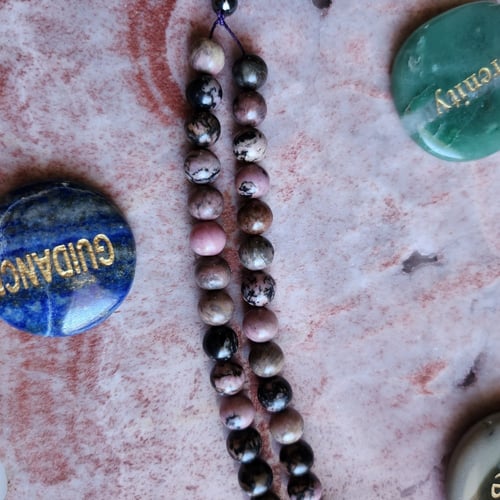 سبحة الحب من حجر الرودنايت Rhodonite المميز