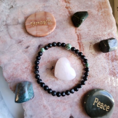 إسوارة المحبة والجمال من حجر الجاسبر الأسود المنقط...