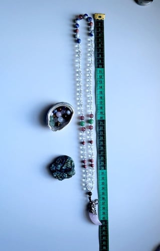 عقد حجر الكلير كوارتز Clear Quartz مع تعليقة الروز...