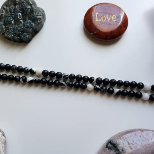 سبحة/عقد الأناقة من حجر الجاسبر الأسود المنقط بالأ...