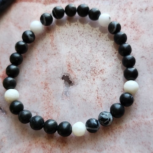 إسوارة الجمال والبهاء من حجر الجاسبر الأسود المنقط...