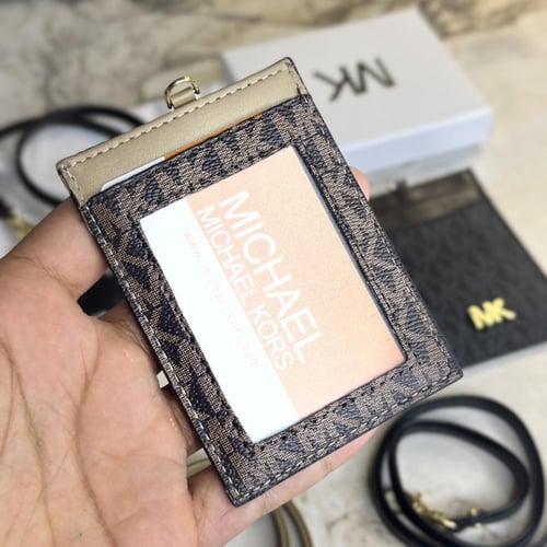 حامل بطايق مايكل كورس