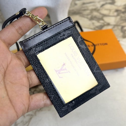 حامل بطايق لويس فيتون