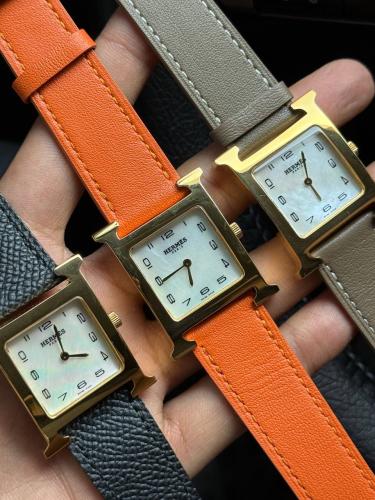 ساعات هرمز جلد ذهبي