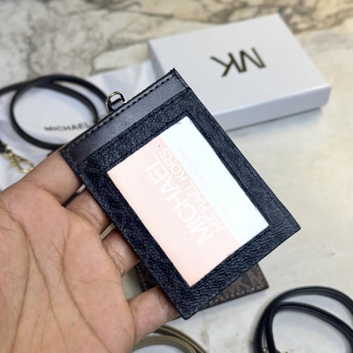 حامل بطايق مايكل كورس