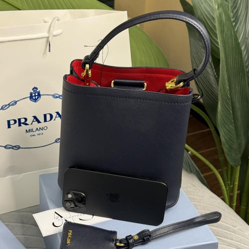 شنطه برادا نسائي كحلي