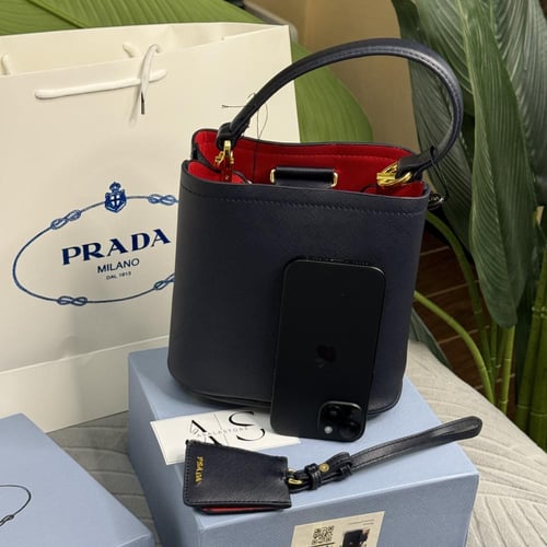 شنطه برادا نسائي كحلي