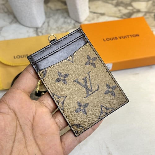 حامل بطايق لويس فيتون