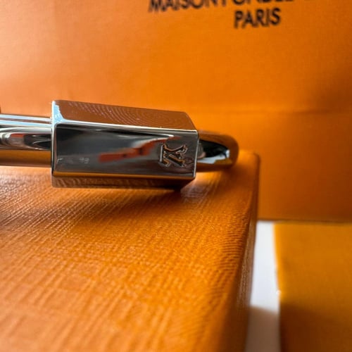 ميداليه لويس فيتون جلد