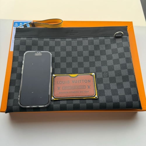 باوتشات Louis Vuitton اسود