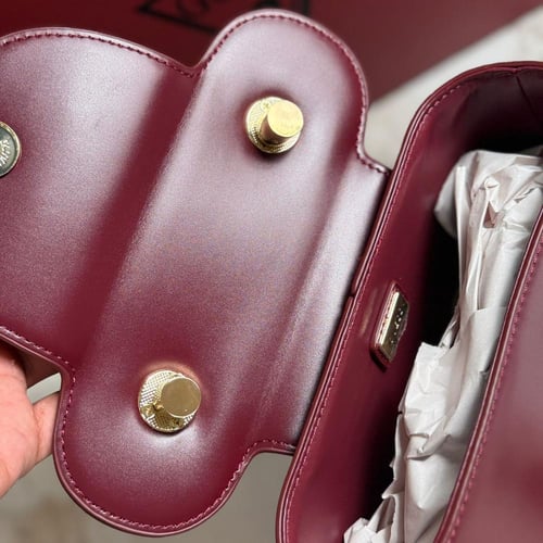 شنطه جيس GUESS نسائيه