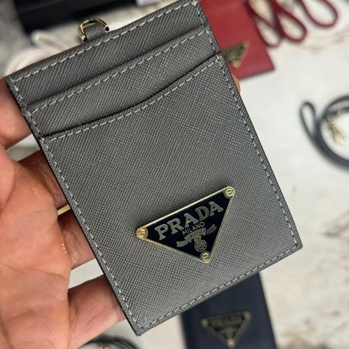 حامل بطايق برادا رمادي