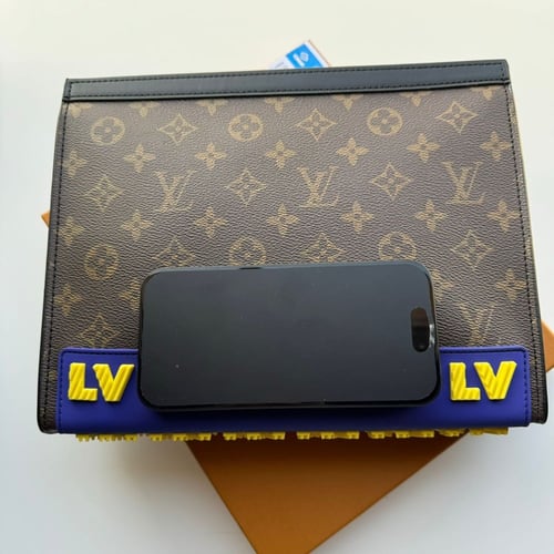 باوتش Louis Vuitton ماستر كوبي بني