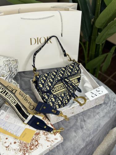 شنط ديور نسائي معا ملحقات