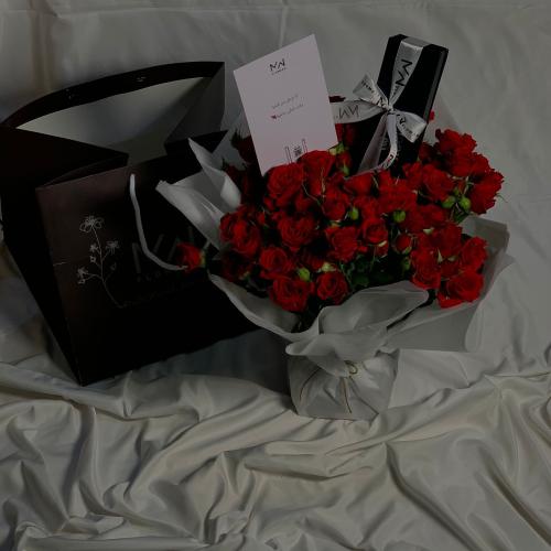 باقة ورد ومسبحة عقيق