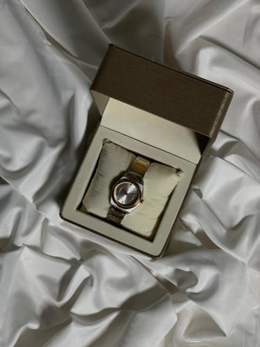 ساعـة براود الفاخرة بتنسيق الورد