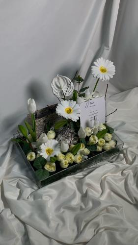 إكسسوار ديور بتنسيق ورد