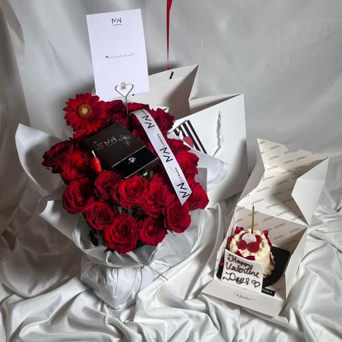 كيك وورد أحمر مع خاتم