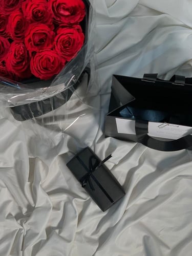 باقة ورد وعطر عبارات بتغليف مُميز