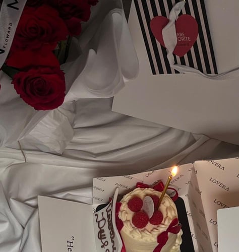 كيك وورد أحمر مع خاتم