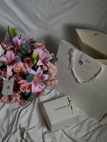 كيكة إحتفال مع باقة ورد راقيه