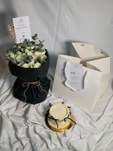 كيك وباقة ورد أنيقه