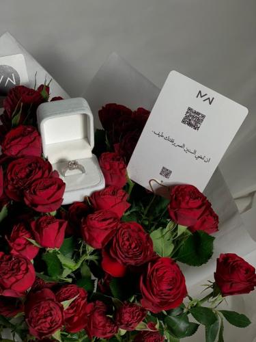 باقة التعبير عن الحب مع خاتم أنيق