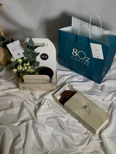 ورد مع قهوة وحلا