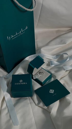 خاتم فايندرا الأنيق مع كيكة بتنسيق ورد