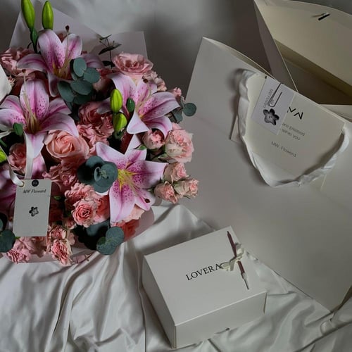 كيكة إحتفال مع باقة ورد راقيه