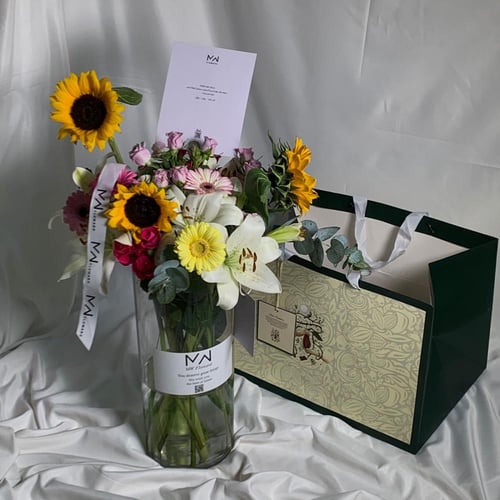 تشوكليت فاخر مع فازة الورد الهولندي