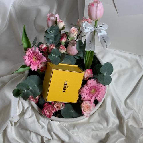 سوار فيندي بتنسيق ورد أنيق