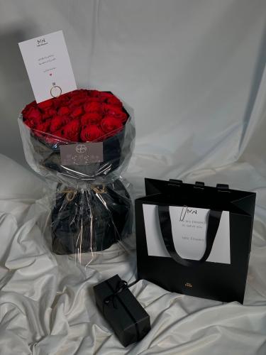 باقة ورد وعطر عبارات بتغليف مُميز