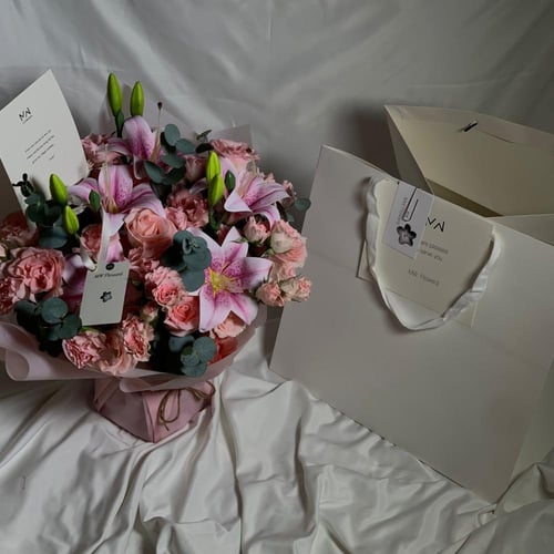 كيكة إحتفال مع باقة ورد راقيه