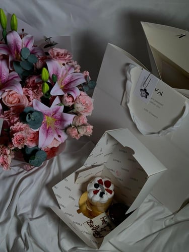 كيكة إحتفال مع باقة ورد راقيه