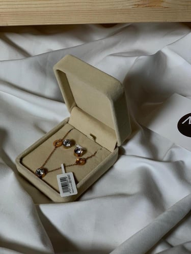 عقد وحلق الاناقه